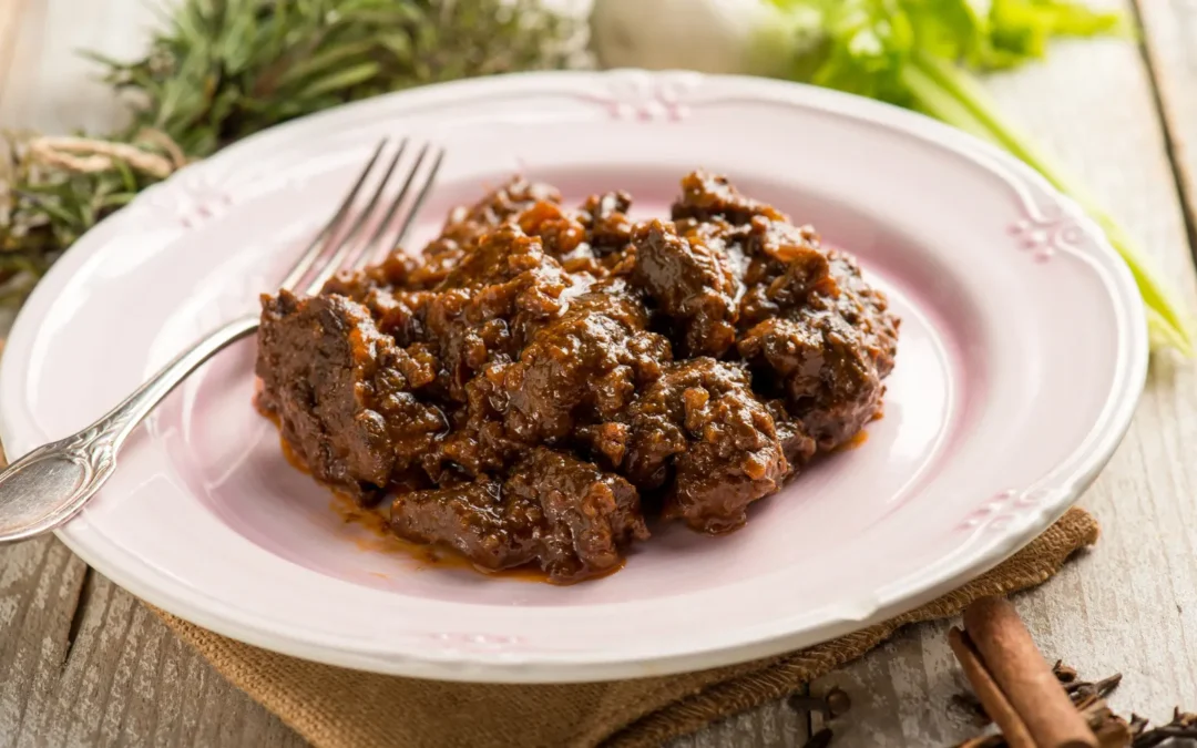 Hirschgulasch: Rezept mit kräftiger Soße und Wacholder