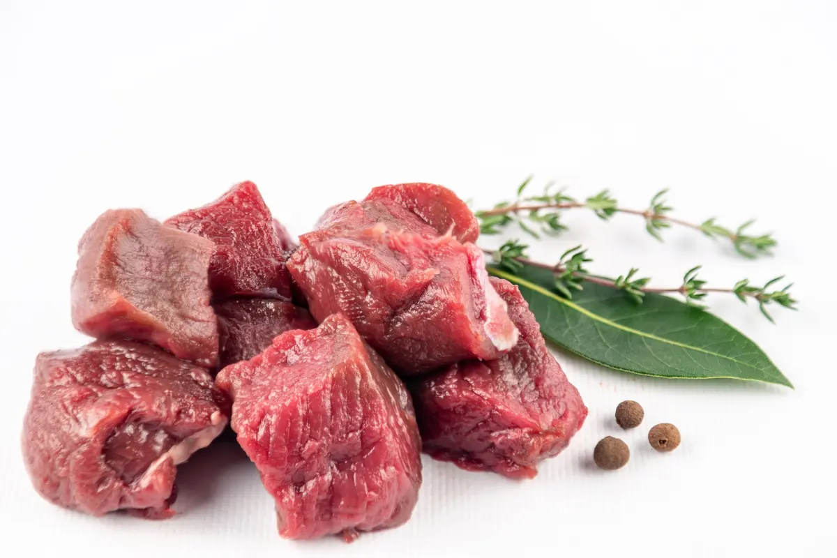 Rohe Würfel Hirschfleisch für Gulasch mit Lorbeer, Thymian und Piment