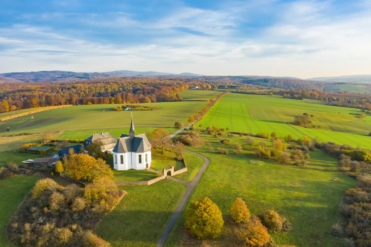 Kreuzkapelle bei Bad Camberg im Taunus im Herbstlicht, Luftaufnahme
